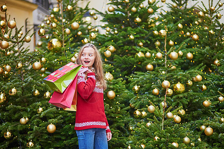 巴黎街头的年轻女子 圣诞节装饰品 顾客 包图片