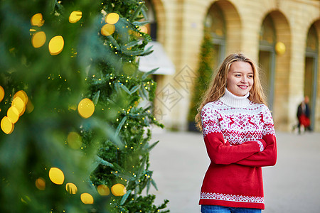 巴黎街头的年轻女子 圣诞节装饰品 时尚 黄色的背景图片