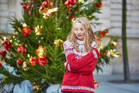 带着一棵明亮装饰的圣诞树的女孩 白色的 圣诞节 户外背景图片