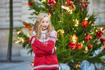 带着一棵明亮装饰的圣诞树的女孩 女士 冬天 街道背景图片