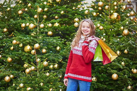 巴黎街头的年轻女子 圣诞节装饰品 店铺 女士图片