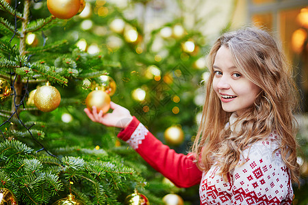 女孩装饰圣诞树 时尚 年轻的 假期 法国 白色的背景图片