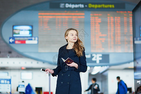 在国际机场旅行的年轻女性青年女旅客 文档 法国图片