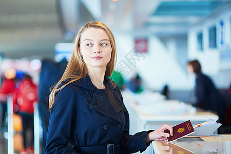 在国际机场旅行的年轻女性青年女旅客 航空公司 运输图片