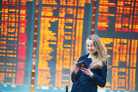 国际机场年轻妇女人数 女青年 旅行 护照 飞机场图片