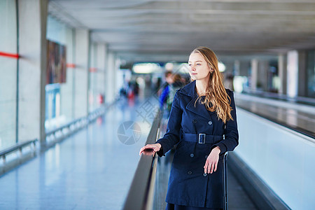 在国际机场旅行的年轻女性青年女旅客 假期 女孩图片