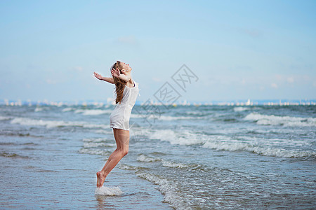 享受海上度假的年轻女子; 边缘 海岸线 蓝色的图片