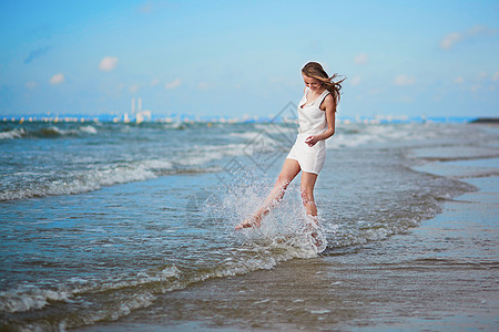 美丽的年轻女子在海洋度假或海上度假时享受快乐 跳跃 女孩图片