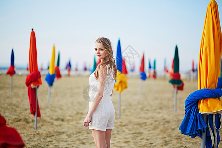 美丽的年轻美女 在多维尔海滩上 有出名的有色阳伞 成人 阳光图片