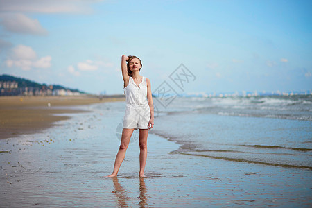 美丽的年轻女子在海洋度假或海上度假时享受快乐 时尚 海岸线图片