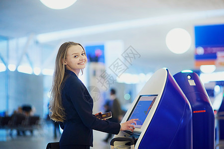 年轻商业女青年在国际气动飞机上自行报到 护照图片