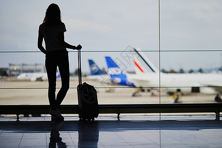 国际机场年轻妇女人数 女青年 国际的 空气 手提箱背景