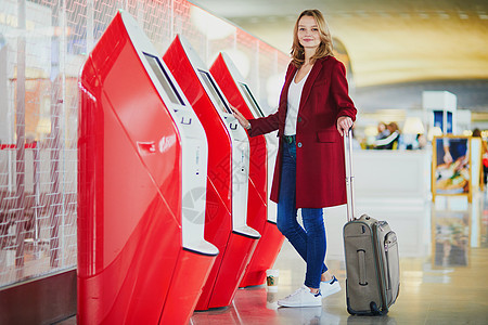 国际机场年轻妇女人数 女青年 乘客 外套 行李背景图片
