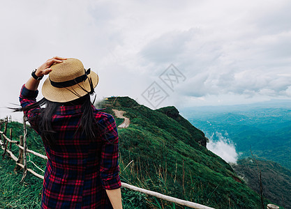 妇女旅行雨季 山上风景在节假日放松 泰国 假期图片