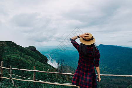 妇女旅行雨季 山上风景在节假日放松 冒险 泰国图片