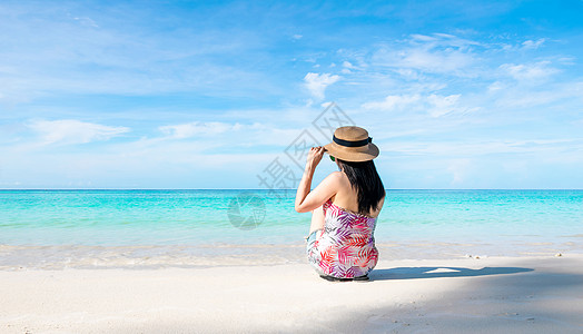 坐在沙滩和海边上的妇女有假期暑假放轻松 旅行明亮的天空 科克嘴唇泰兰 帽子 热带图片
