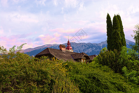 阿尔卑斯山风景 有房子和教堂塔图片