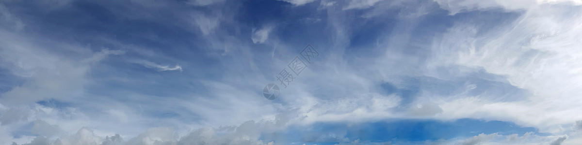 充满活力的色彩广阔的天空 云彩笼罩在多云的一天 云景 阳光图片