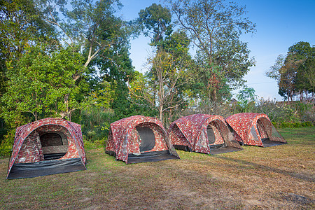 在绿草地上扎营帐篷 水 自然 野餐 游客 晚餐聚会图片