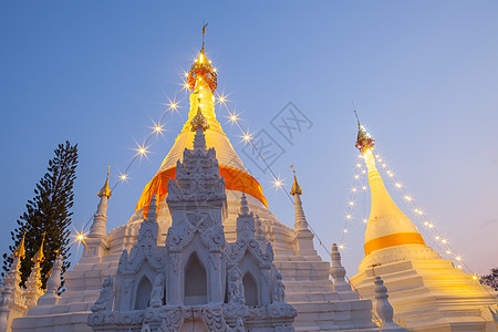 夜间照明装饰的白色塔形白颜色 东方 建筑物 佛教徒图片