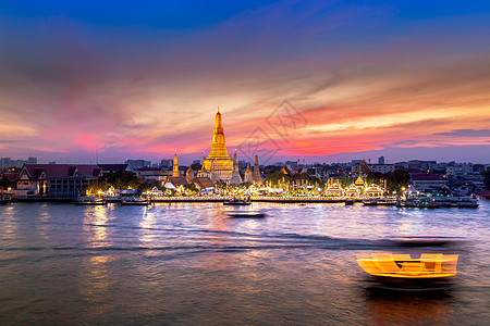 曼谷“郑王庙”的一座寺庙地标 在五颜六色的日落下反映在位于泰国曼谷的 chaopraya 河上 旅游 金子图片