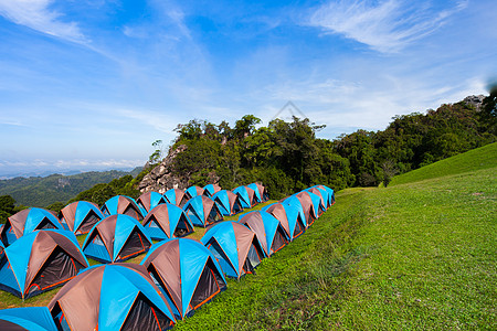 绿草上露营帐篷 有雾 野餐 家庭 家庭假期 天堂 休息图片