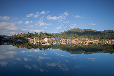 高山风景 云云下村庄和山丘对水的反光 爬坡道图片