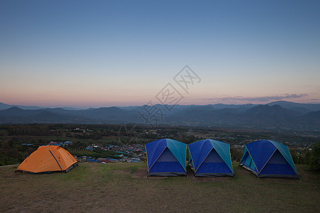 在山区绿草地上扎营帐篷图片
