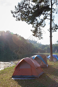 绿色草地上露营帐篷 家庭假期 激发 山 旅行 夏天 游客图片