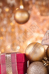 金色圣杯和红盒 金的 假期 新年 冬天 玩具 传统图片
