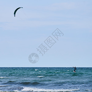 在海中冲浪 海浪 水 欧洲 太阳 旅游 蓝色的 宾兹 风筝图片