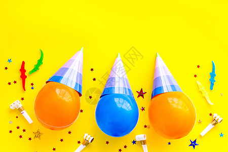 气球上的派对帽 — 庆祝概念 — 顶视图复制空间 喜庆的 卡片图片
