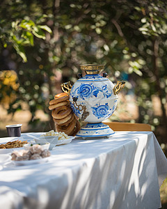 白桌布的桌子上是美丽的马莫瓦 上面有百吉饼 紧靠其他食物图片