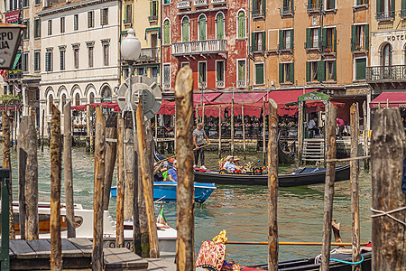 威尼斯3号有船和歌多拉斯的运河大风景图片