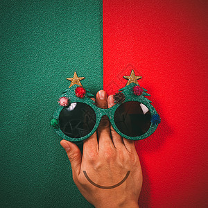 圣诞眼镜 装饰圣诞树和红酒杯的圣杯 躺着 乐趣图片