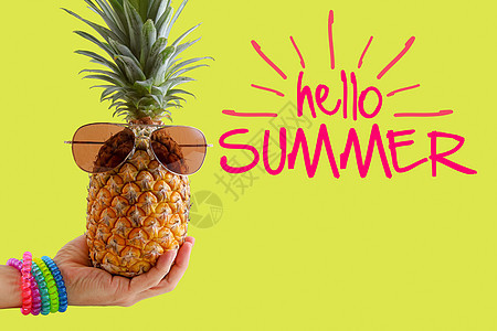 夏季和假日概念 Hipster手握菠萝法希奥 耳机 水果图片
