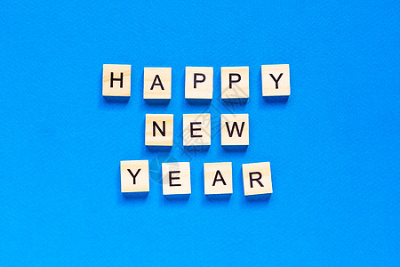蓝色背景上用木制字母写的新年快乐 2021 年新年快乐 平面布局 文本空间 顶视图 庆典 节日图片