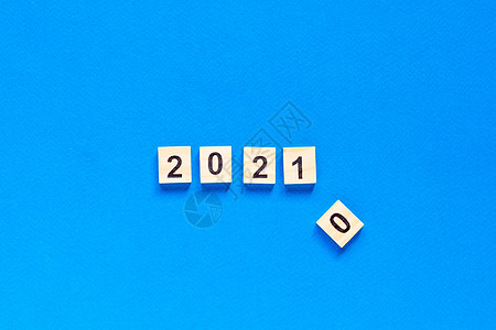 蓝色背景上用木制字母写的新年快乐 2021 年新年快乐 平面布局 文本空间 顶视图 问候语 明信片图片