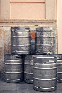 建筑物外堆叠的啤酒桶桶图片