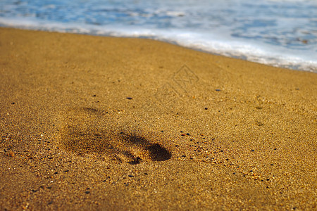 海沙沙滩上的脚印 水 打印 海浪 脚步 海滨 日落图片