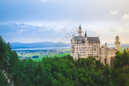 德国巴伐利亚慕尼黑附近的夏季风景中的纽施旺斯坦城堡 天 欧洲图片