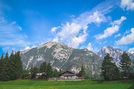 在阿尔卑斯山脉景色奇异的山丘上 旧的传统农舍 夏天 小屋图片