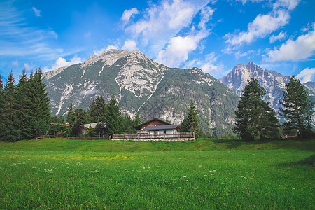 在阿尔卑斯山脉景色奇异的山丘上 旧的传统农舍 老的 奥地利图片
