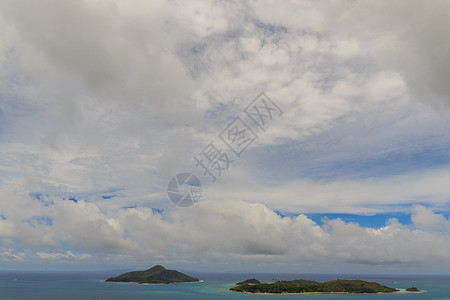 塞舌尔的美丽景象在阴云温暖的天气中 是旅游岛屿的概念 海景 支撑图片