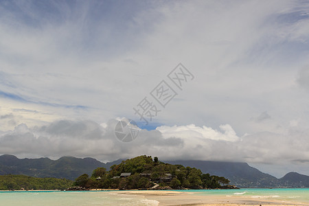 印度洋环礁内的整个热带岛屿 有棕榈树的野生亚热带岛屿 热带岛屿上的空白沙子 具有自然色彩的美丽热带景观 天蓝色 海滨图片