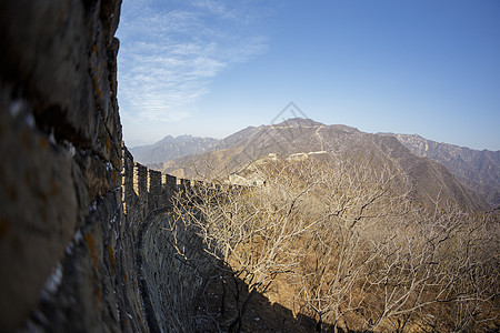 中国北京 — CIRCA 2020 中国北京附近怀柔区慕田峪绿色森林景观中的中国长城 中国城墙秋景 丝绸之路 老的背景图片