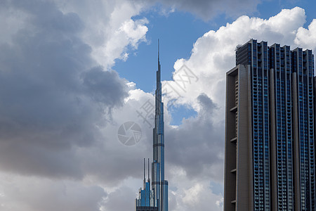 阿联酋迪拜 — CIRCA 2020 低层云层覆盖的哈利法塔顶部特写 哈利法塔是世界上最高的建筑 高达 829 8 米 2 72图片