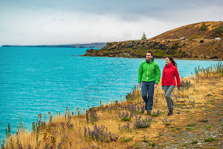 积极参加户外活动的人 一对游客在大自然中远足 欣赏新西兰著名旅游胜地奥拉基 Aoraki 附近的普卡基湖 Lake Pukaki图片