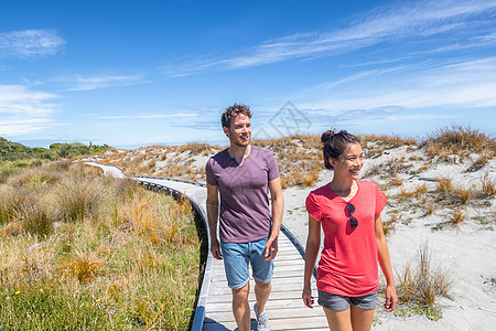 新西兰 人们在新西兰西海岸的海滩自然景观中徒步旅行 旅游夫妇在新西兰南岛观光徒步旅行图片