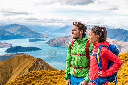 远足的情侣漫游冒险和旅行概念与徒徒步者一起放松观视风景 在新西兰南岛 登上著名的罗伊斯峰 Roys Peak 旅游之旅图片